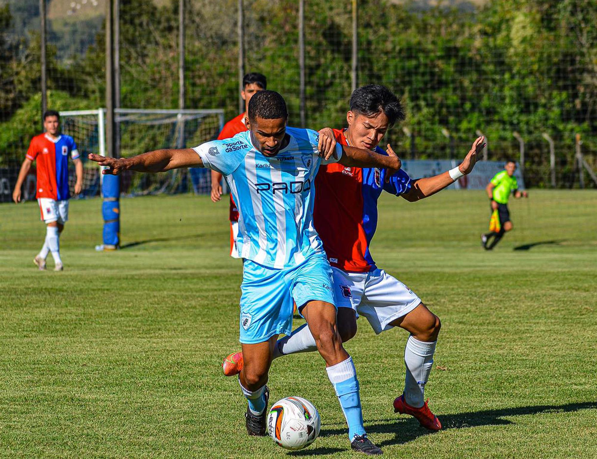 Com três jogadores a menos, Tubarão empata com o Paraná Clube